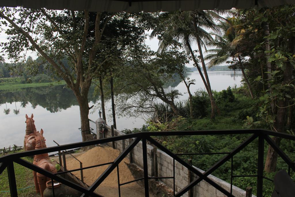 Bed and Breakfast Pearl Spot Недумбассери Экстерьер фото