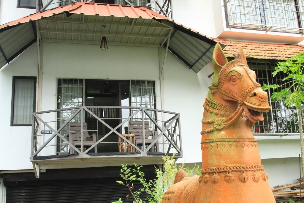 Bed and Breakfast Pearl Spot Недумбассери Экстерьер фото