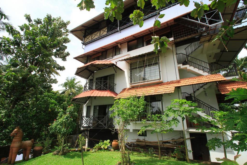 Bed and Breakfast Pearl Spot Недумбассери Экстерьер фото