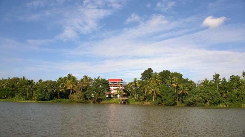 Bed and Breakfast Pearl Spot Недумбассери Экстерьер фото